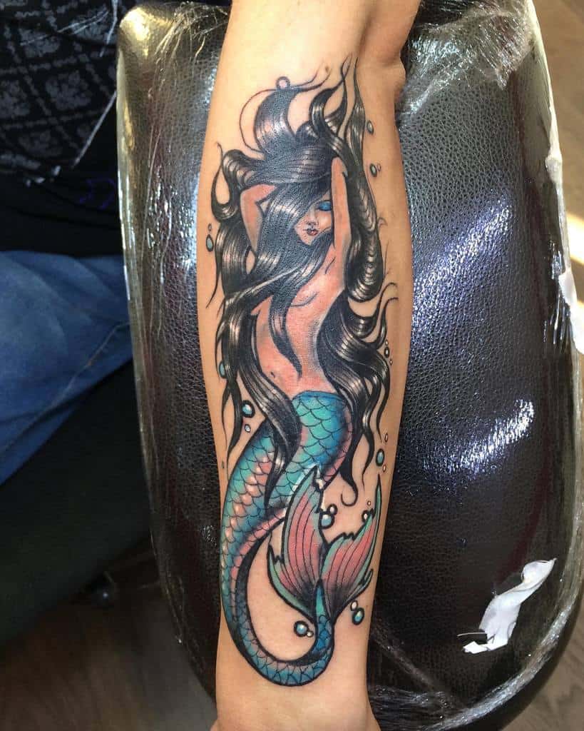 neo-traditional-radiant-color-ink-mermaid-tattoo-tatturink
