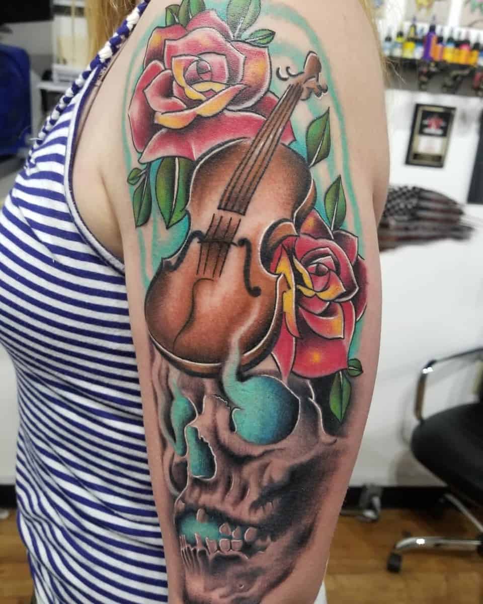 Tatuaje de calavera y violín