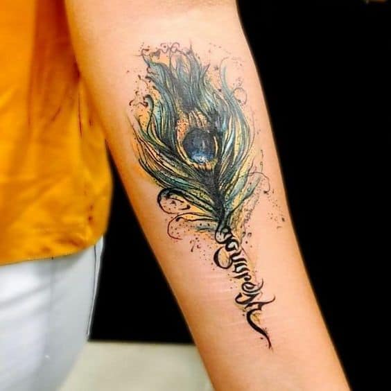 Joli tatouage de plumes de paon bras coloré