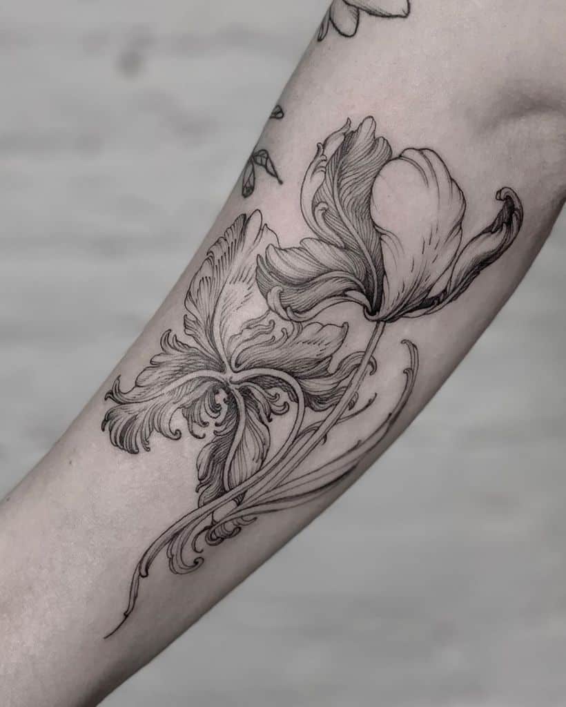 Beau tatouage de tulipe
