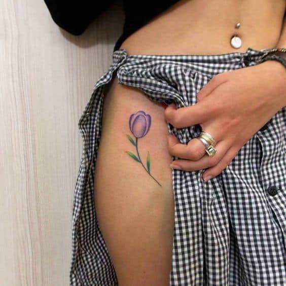 Beau tatouage de tulipe violette