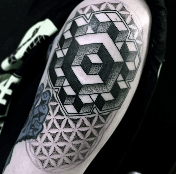 Tatuaje para hombre de líneas negras con ilusión óptica en la parte superior del brazo
