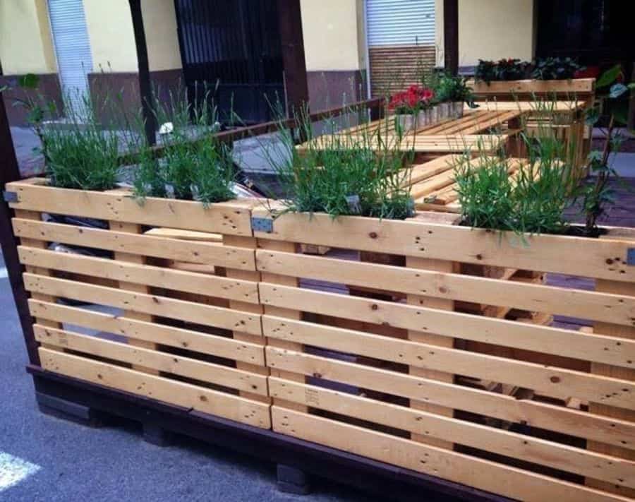 natural pallet fence garden