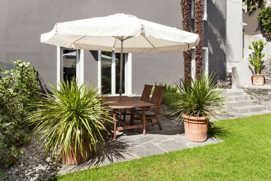 small stone paver patio with umbrella shade 