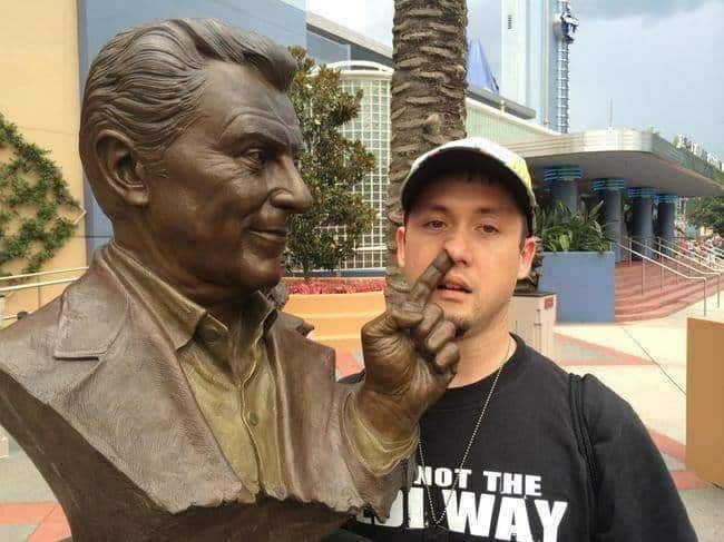 24 Hysterical Photos of People Posing With Statues