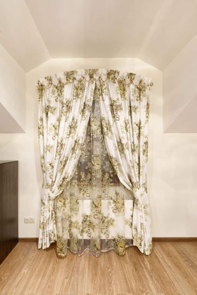 printed pattern curtains empty room