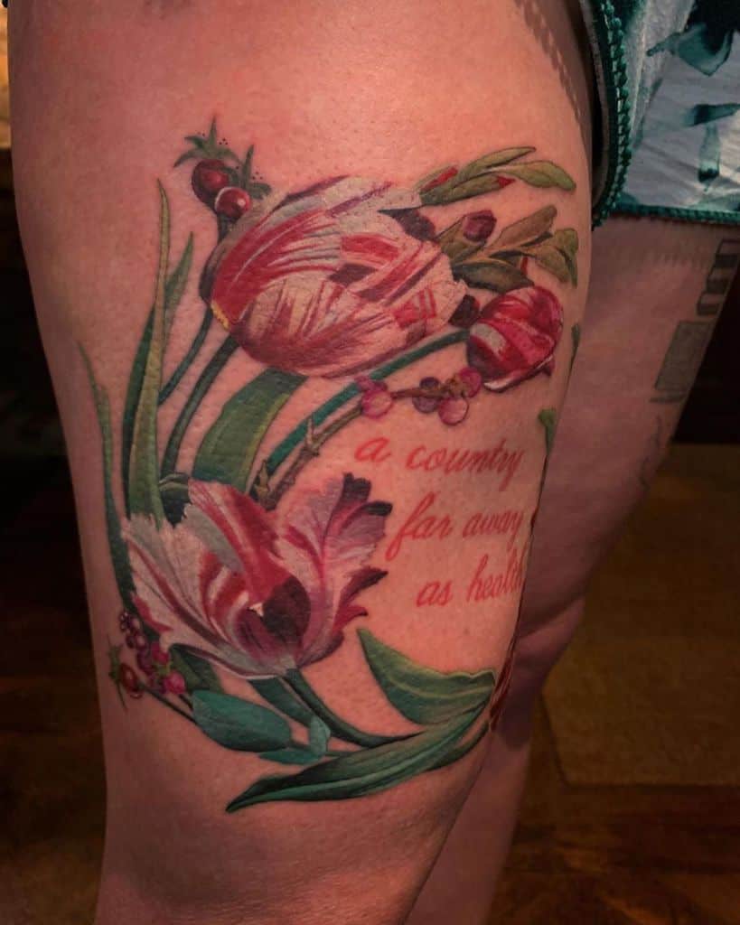 Grand tatouage de tulipe rouge