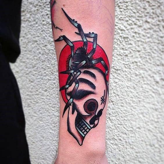Rote Sonne mit Totenkopf und Spinne Traditionelles äußeres Unterarm-Tattoo für Männer