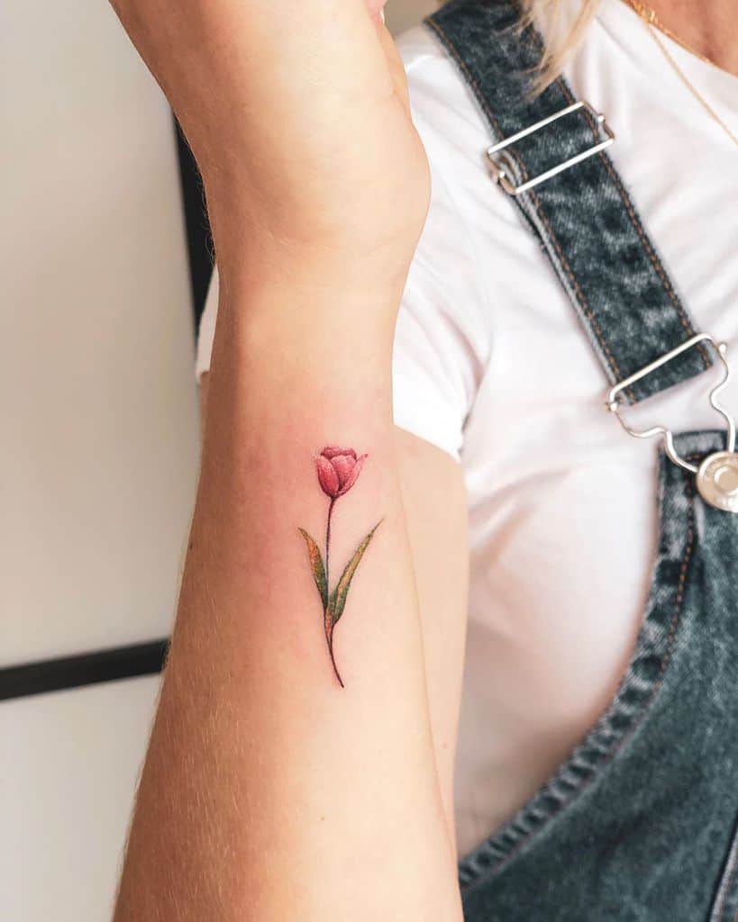 Tatouage de tulipe rouge