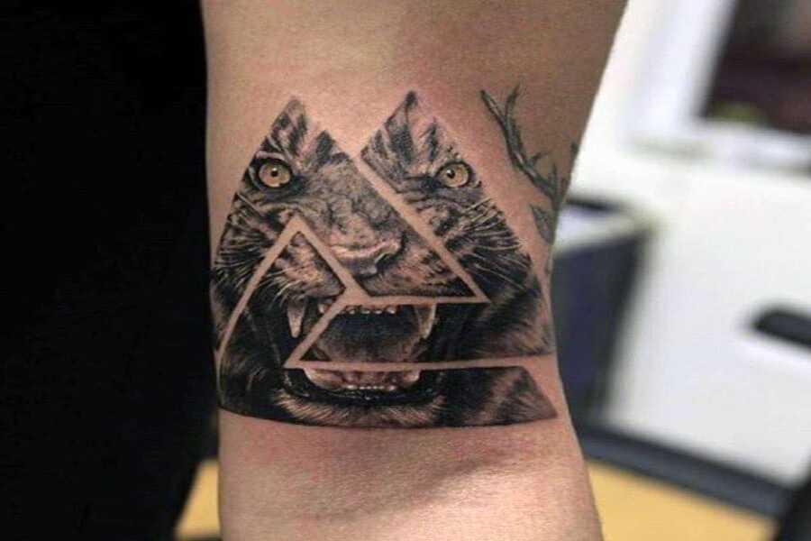 Triangle Tattoo Bedeutung – Was symbolisieren Dreiecke? [Informationsleitfaden 2022]