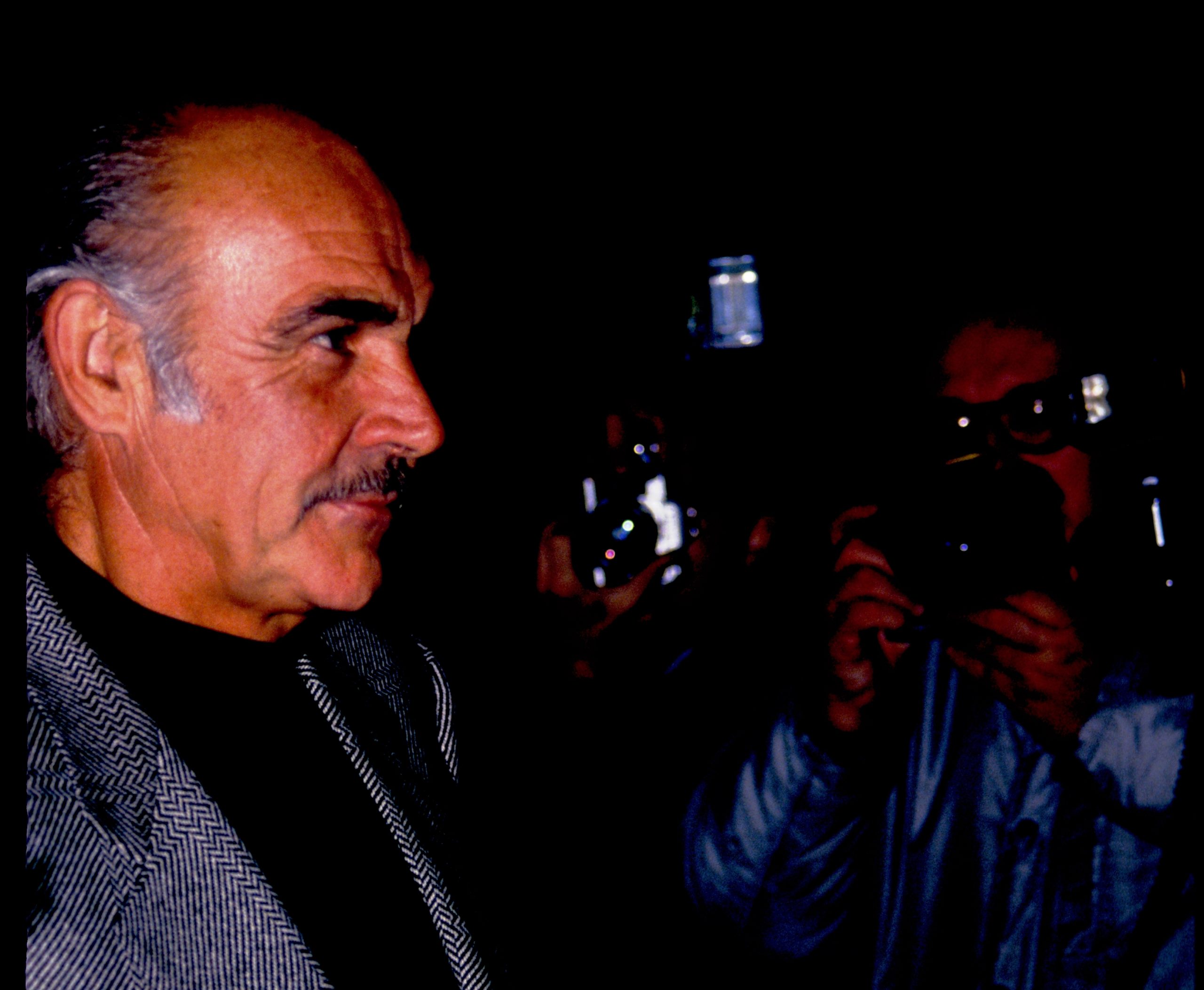 Los,Angeles,-,Circa,1991:,Sean,Connery,Walks,By,Paparazzi