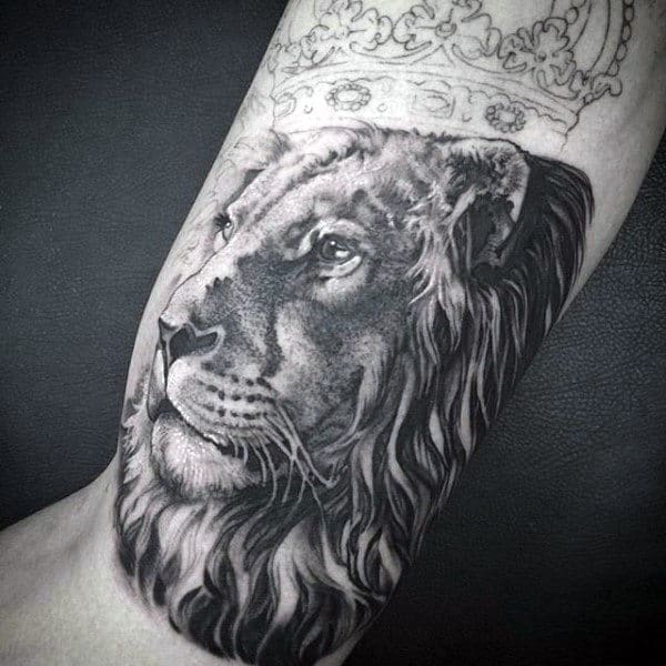 Shaded Black And Grey Lion With Crown Arm Mens Tatotos