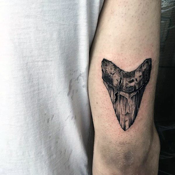 Shark Tooth Tricep Small Detailed Tattoos For Men