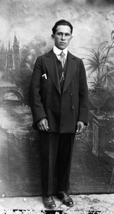 Short Length Mens Vintage 1920s Haircut