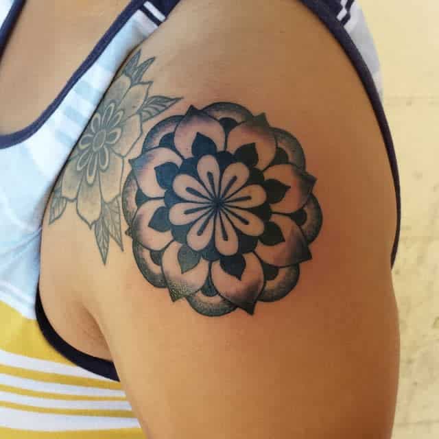 geometric flowers tattoo design  Tatouage rose géométrique Tatouage  triangle Geometric tatto