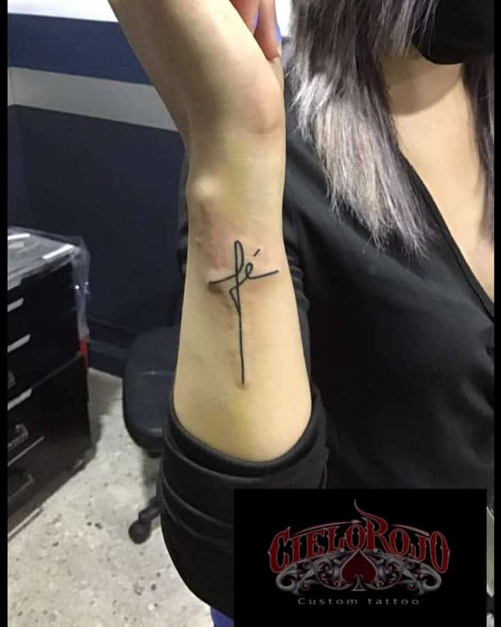 simple faith cross tattoo cielorojoestudio