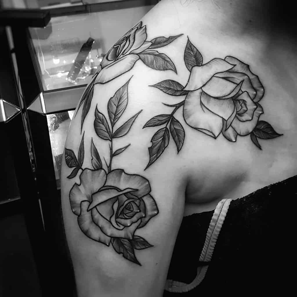 Large red roses tattoo idea for back or side of body | Tatuaggio anca,  Tatuaggi rosa, Tatuaggi laterali