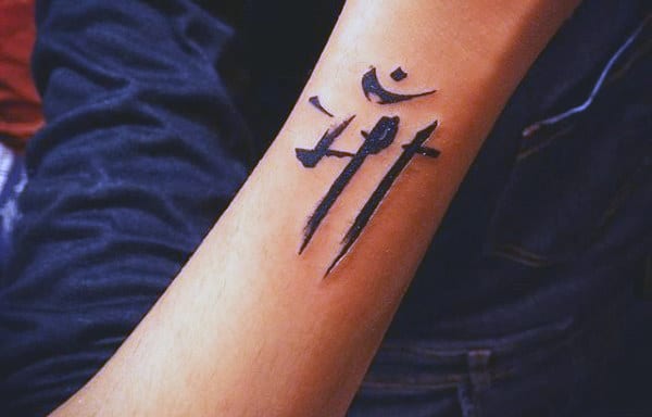 Motiv kleines mann tattoo Oberarm Tattoo