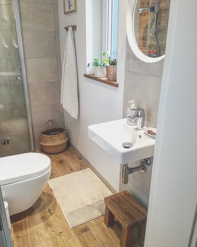 small full bathroom with wood vinyl floor