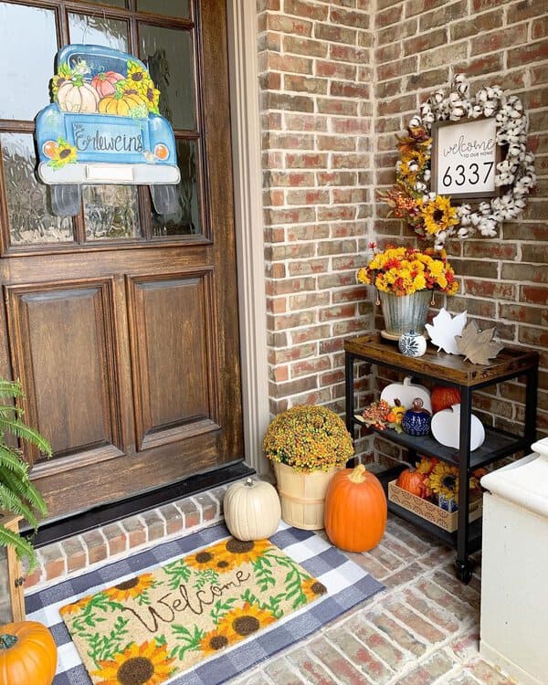 small-porch-seasonal-decor-image-4