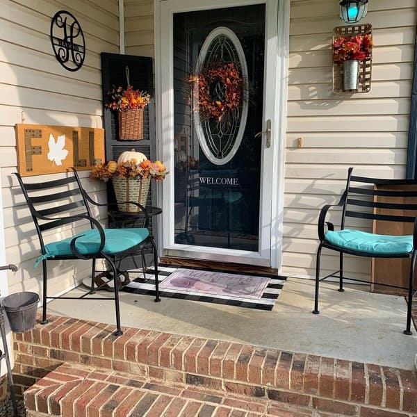 small-porch-seasonal-decor-image-5