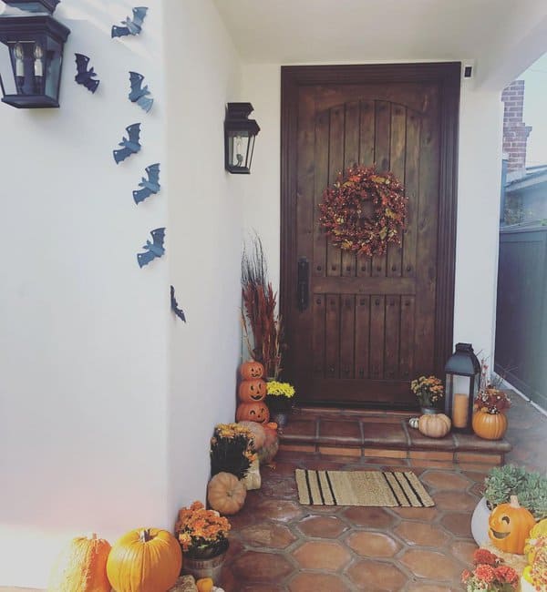 small-porch-seasonal-decor-image-9
