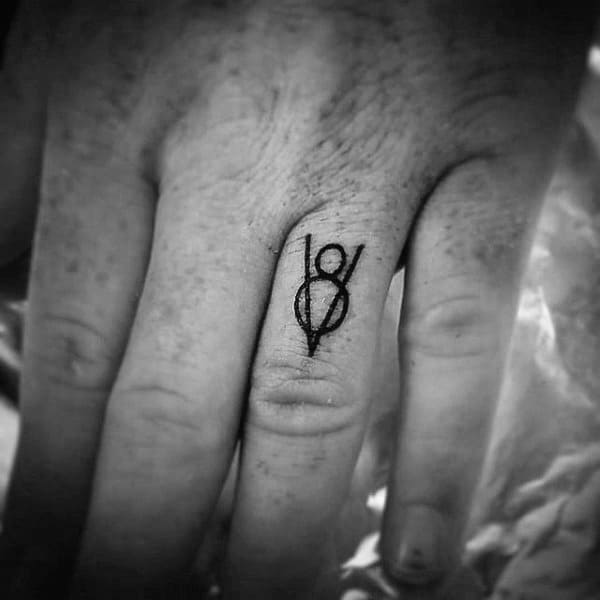Small Simple Mens V8 Finger Tattoos