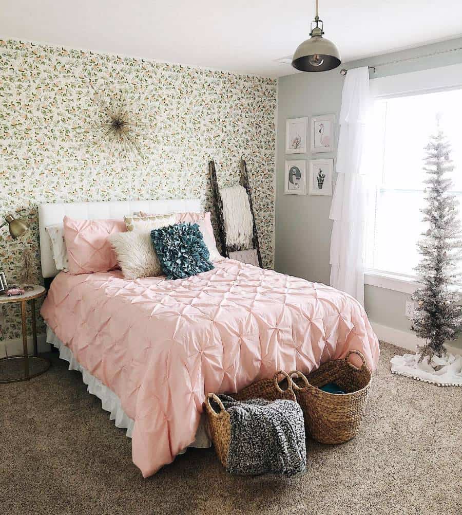 floral wallpaper bedroom christmas tree pink duvet 