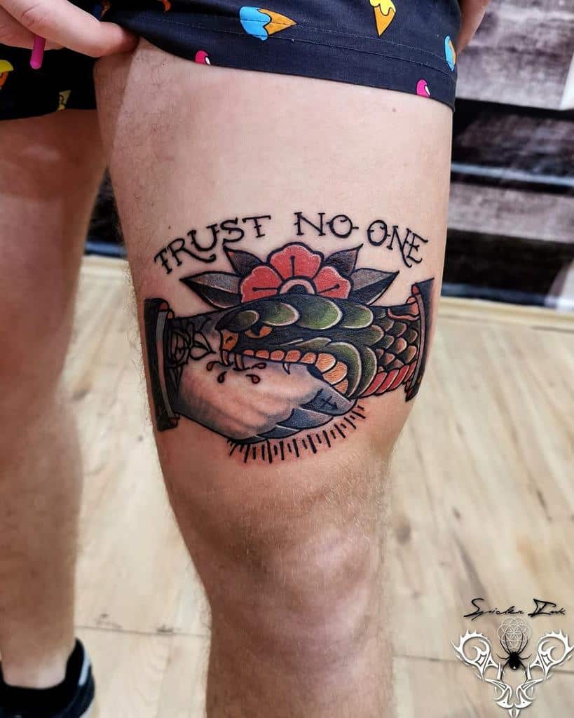 Trust no one Blackgrey Neo tradicional Brasília DF cronostattoo   Traditional tattoo flowers Trust no one Tattoo inspiration