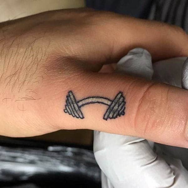 Pequeños dedos pequeños con mancuernas ideas de tatuajes de fitness para hombres
