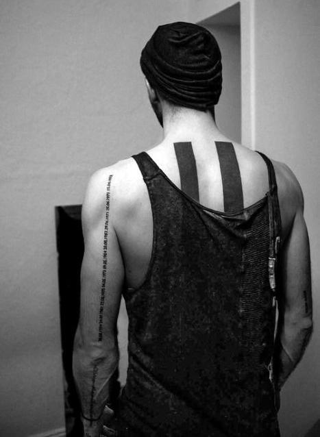 Dvě Lines Blackwork Pánské tetování na zádech