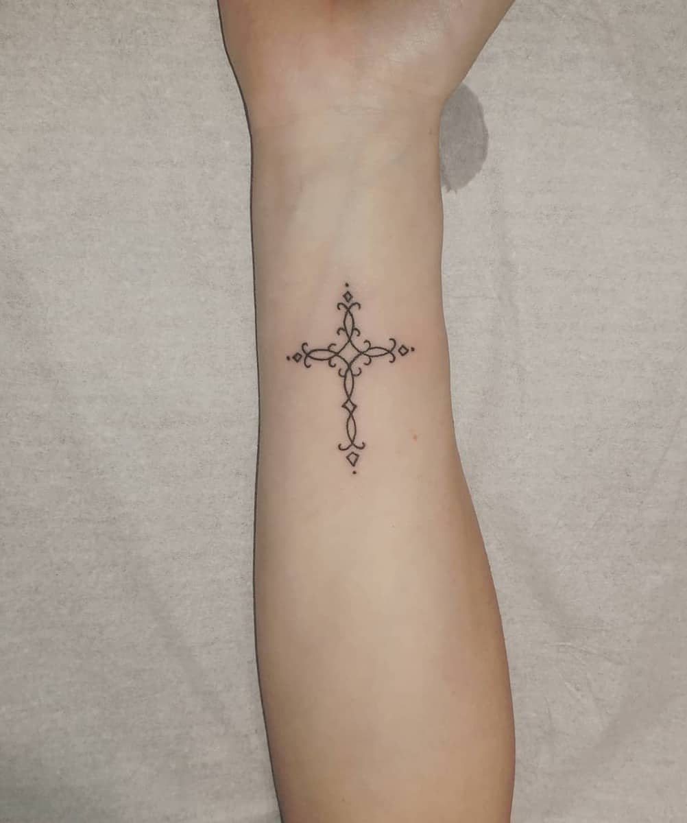 unique cross tattoos for women enzo_tattoo23