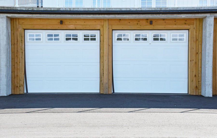garage door with window panels 