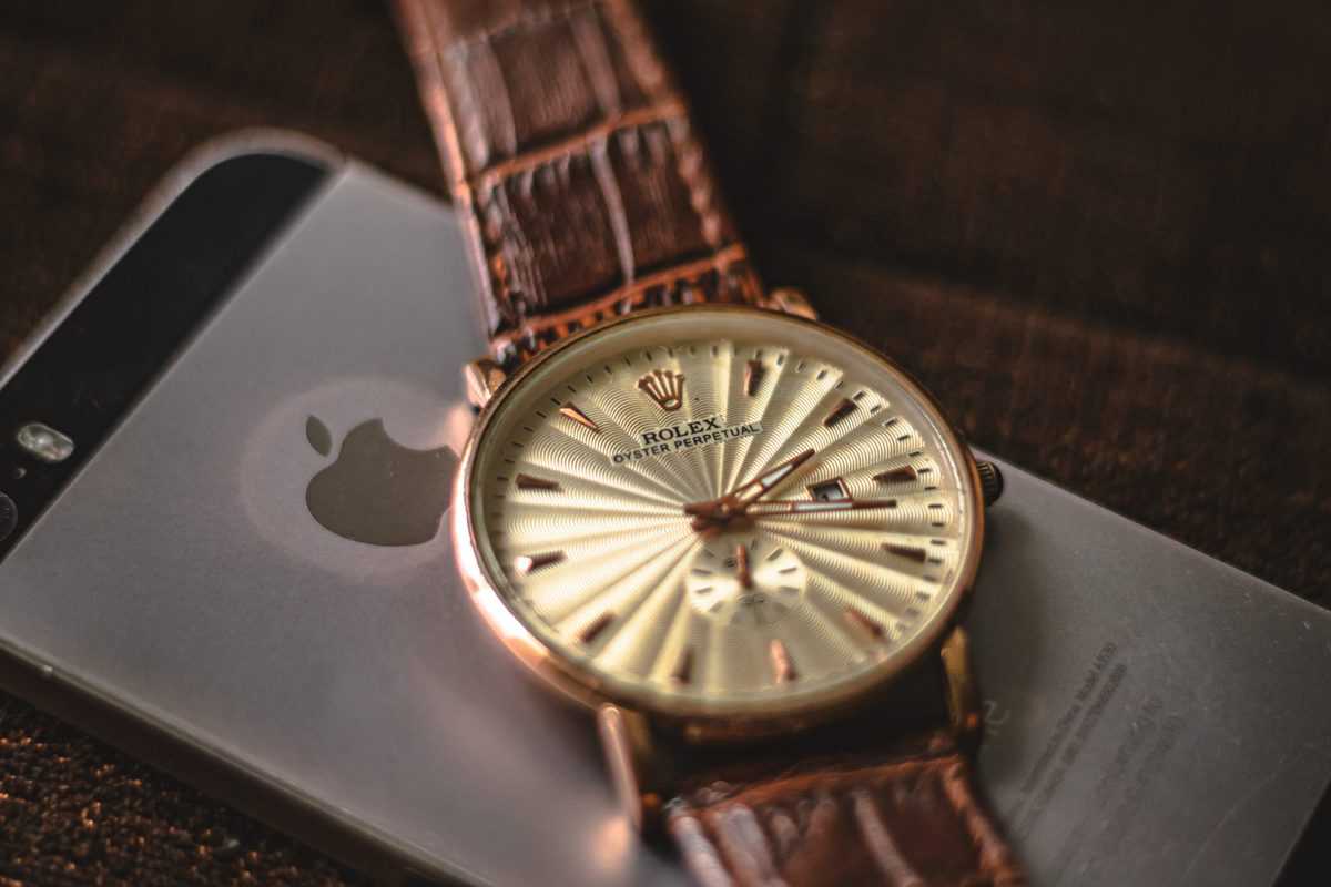 A,Rolex,Watch,Placed,On,Iphone