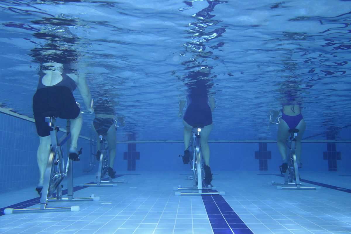 Underwater,Picture,Of,People,Practicing,Spinning,-,Aquabike.