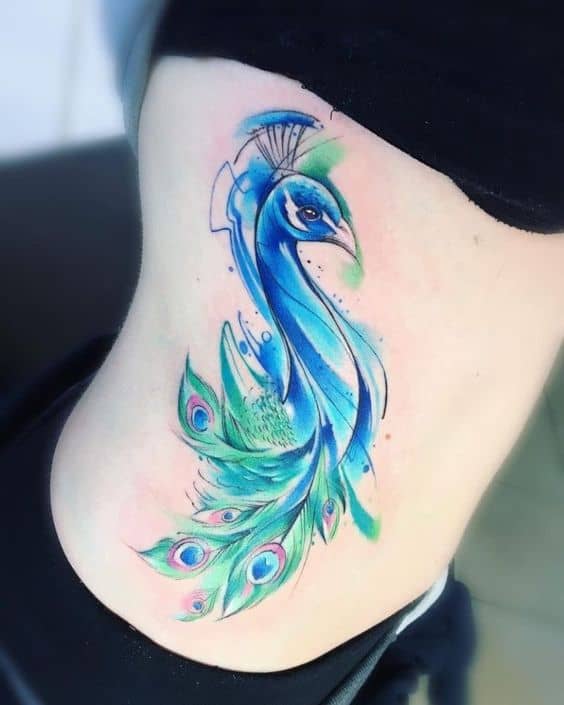 Aquarelle corps plume de paon tatouage