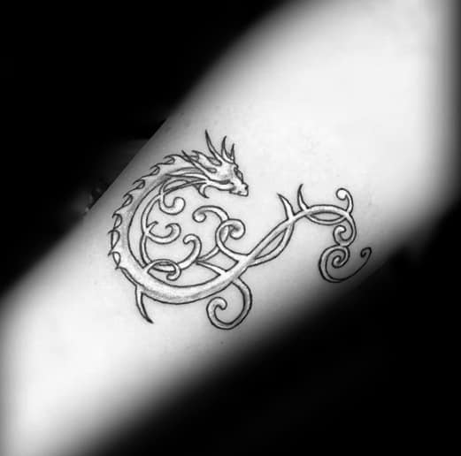 weiße-und-schwarze-tinte-unterarm-mens-simple-dragon-tattoo