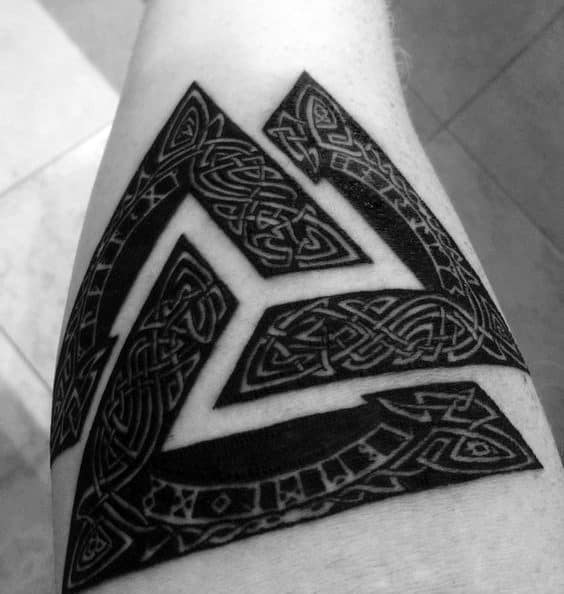 Weiße Tinte über schwarze Tinte Tattoo von Valknut für Männer auf inneren Unterarm