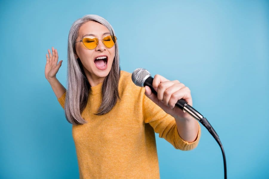 woman singing last high notes