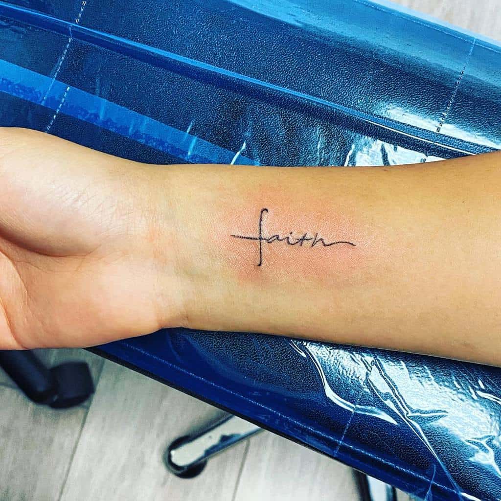 wrist faith cross tattoo alma_azul_tattoos