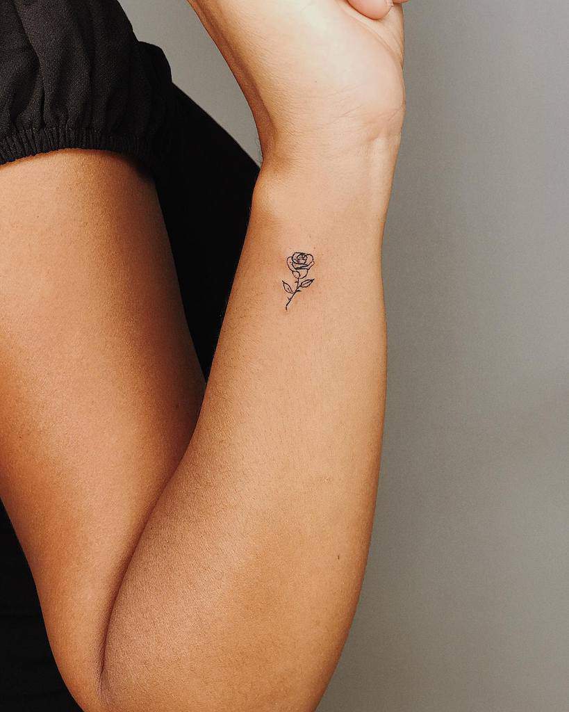 wrist tiny rose tattoos tatutatu_inkclub